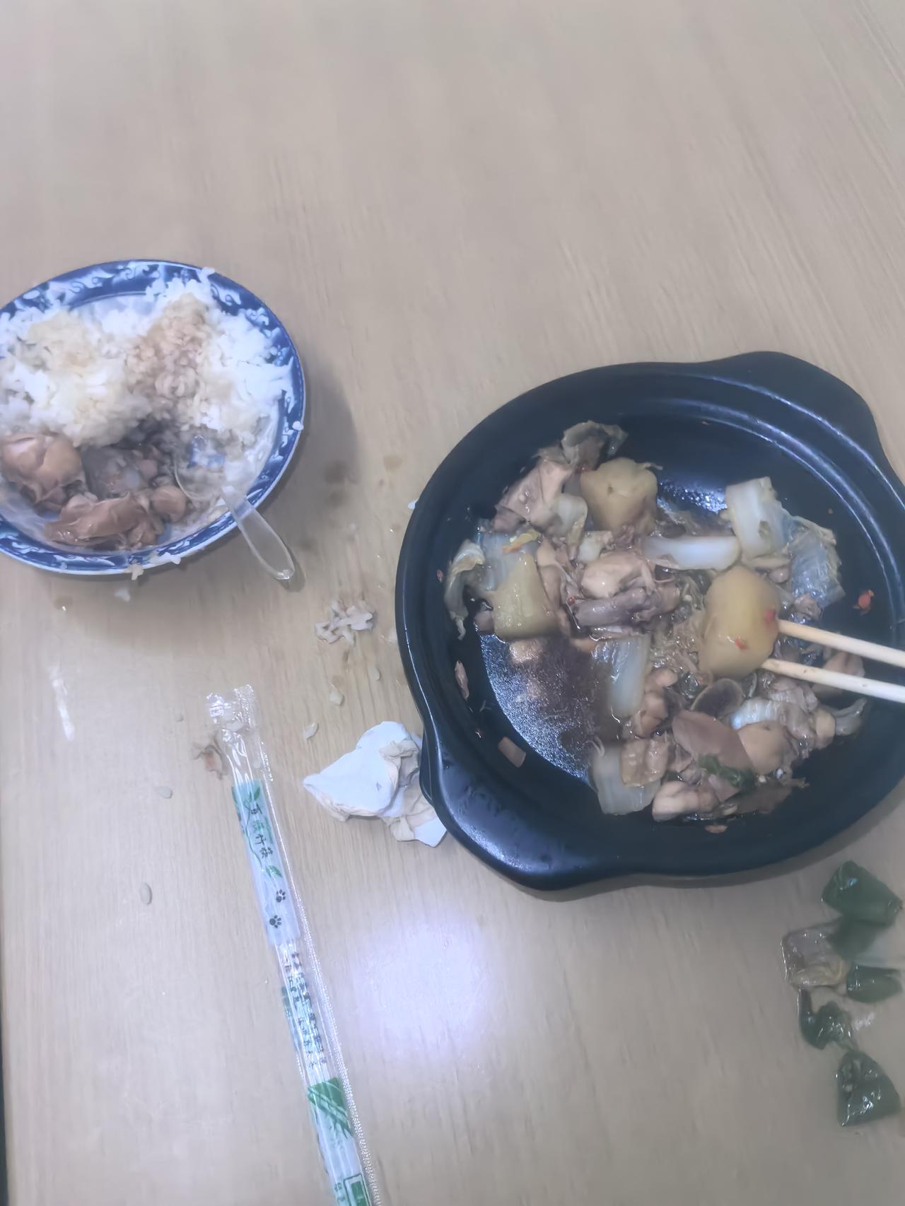 刚才在餐馆吃饭，发现现在的人，真的会浪费米饭和菜，就吃了一点，其它的全部都是不吃