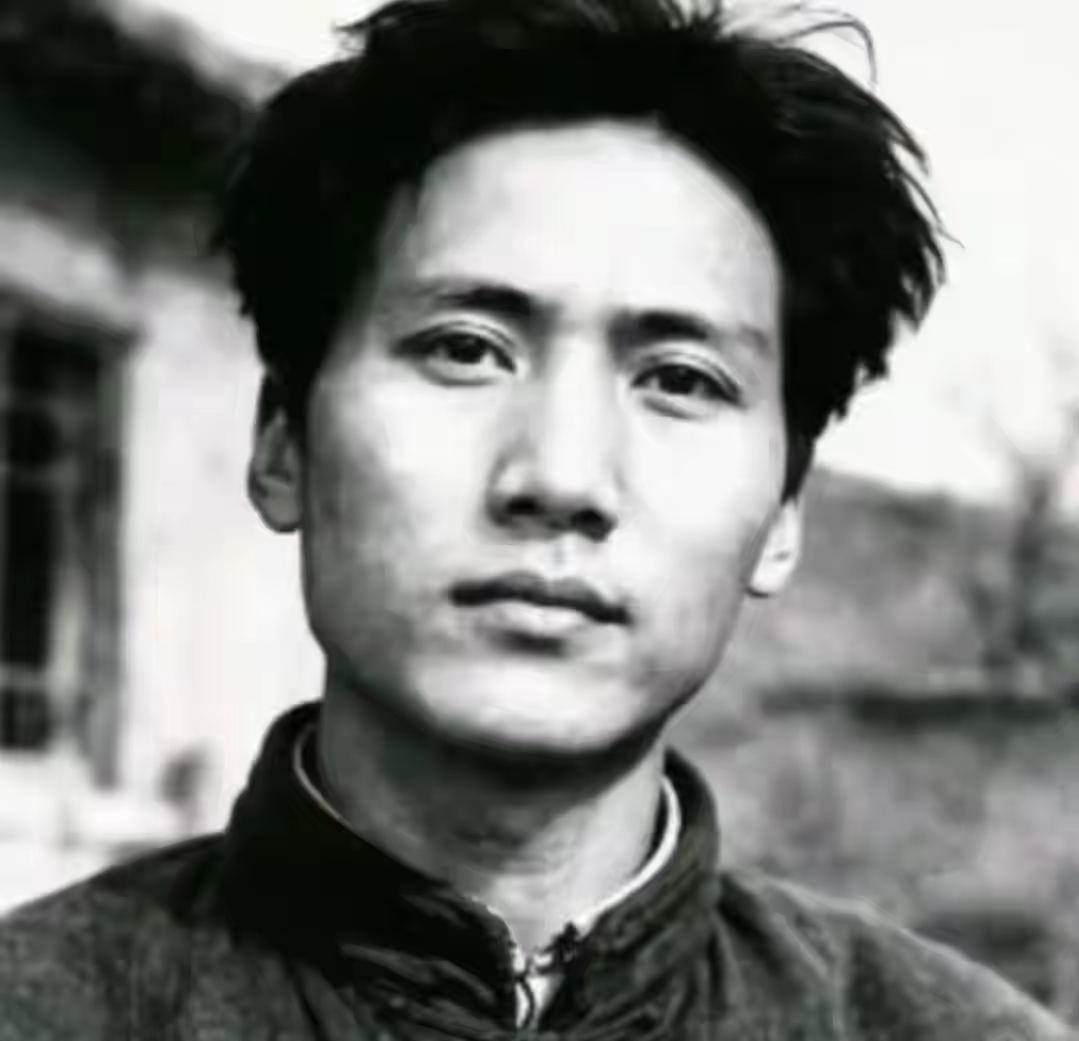 毛泽东难得一见的一张照片，年轻时候的留影。回望烽火岁月里的延安，照片中的毛泽东同