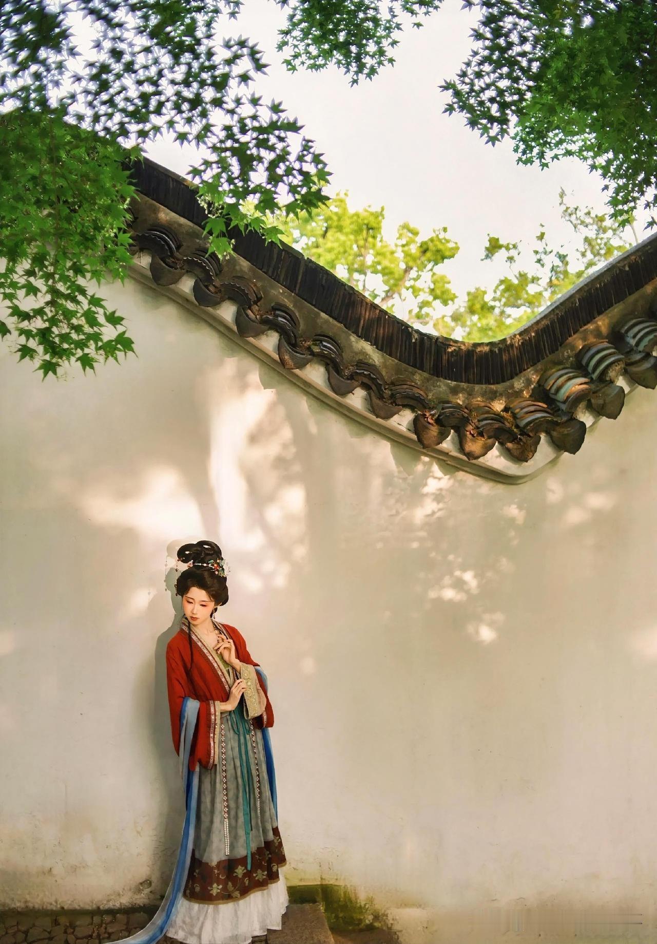 上联：满庭绿树遮昏晓
下联：有请雅士[玫瑰][玫瑰][玫瑰]