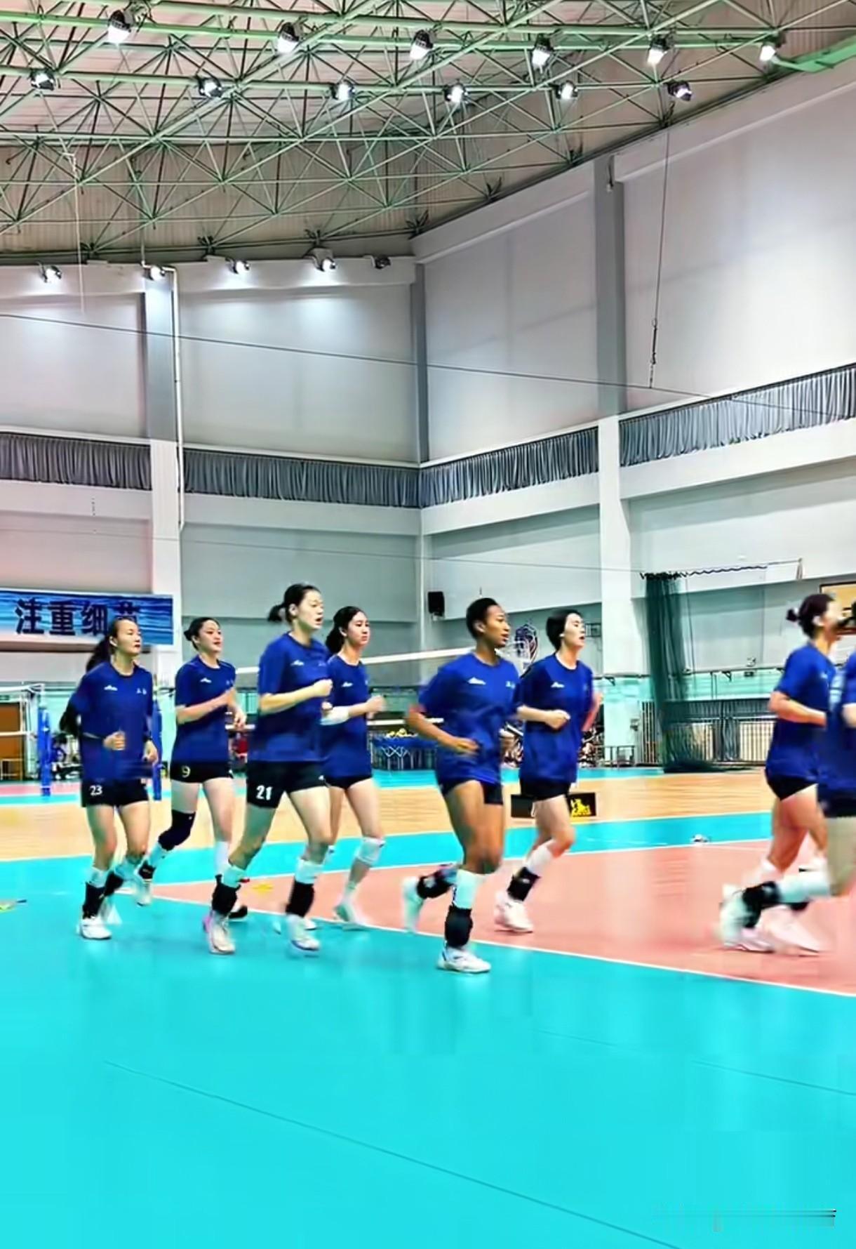 中国女排国手黄悦鑫“下放”至上海青年女排，将以上海青年女排队员身份参加“明日之星