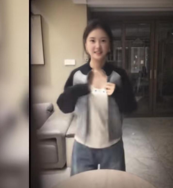 刚谈的女朋友，大家看看漂亮吗
 
这是我刚交往不久的女朋友，第一次见到她，就觉得