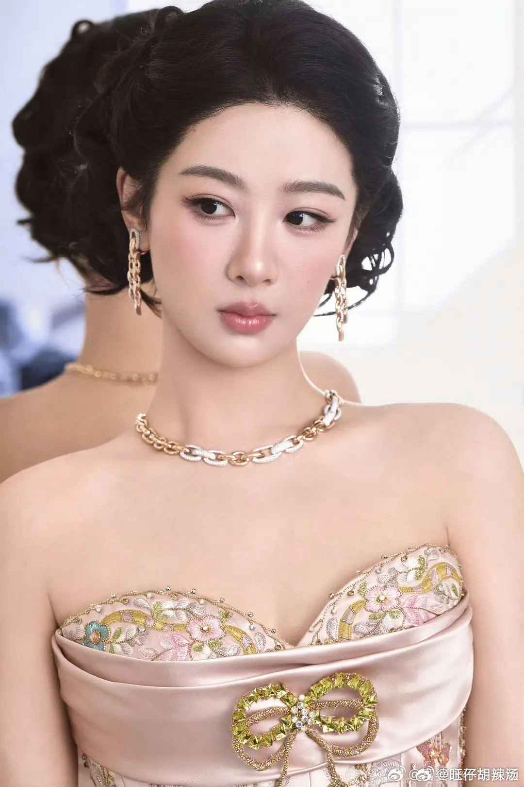 杨紫祖海顶级高定国内首穿杨紫首穿祖海顶级最新季高定 高定配美人 