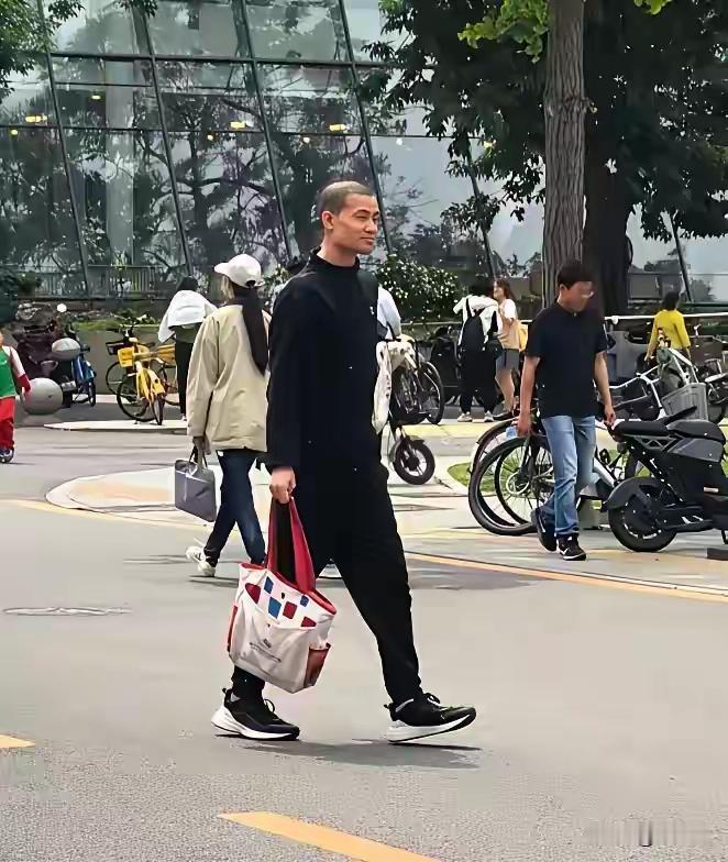 北大韦神这打扮挺不错的！

韦神一身黑衣，休闲运动鞋，不离手塑料袋不见了，变成了