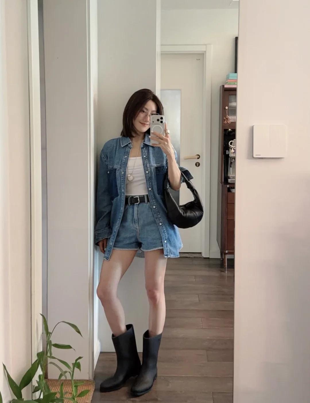 雨天当然要穿雨靴吖☔️
百穿不腻的denim on denim
雨天出门懒人穿搭