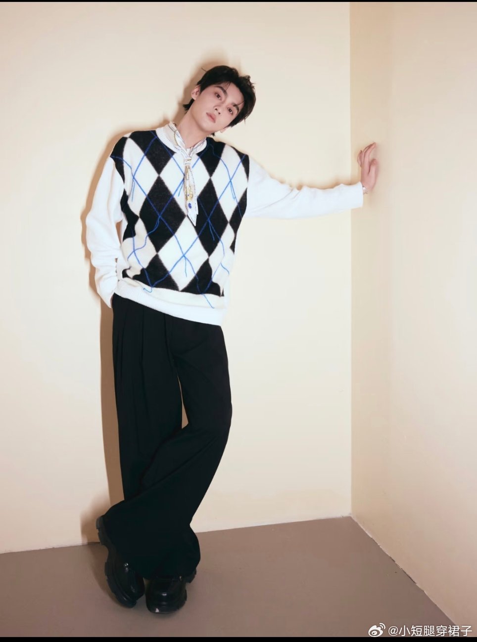 田栩宁直播量身高 好长一条人哟 