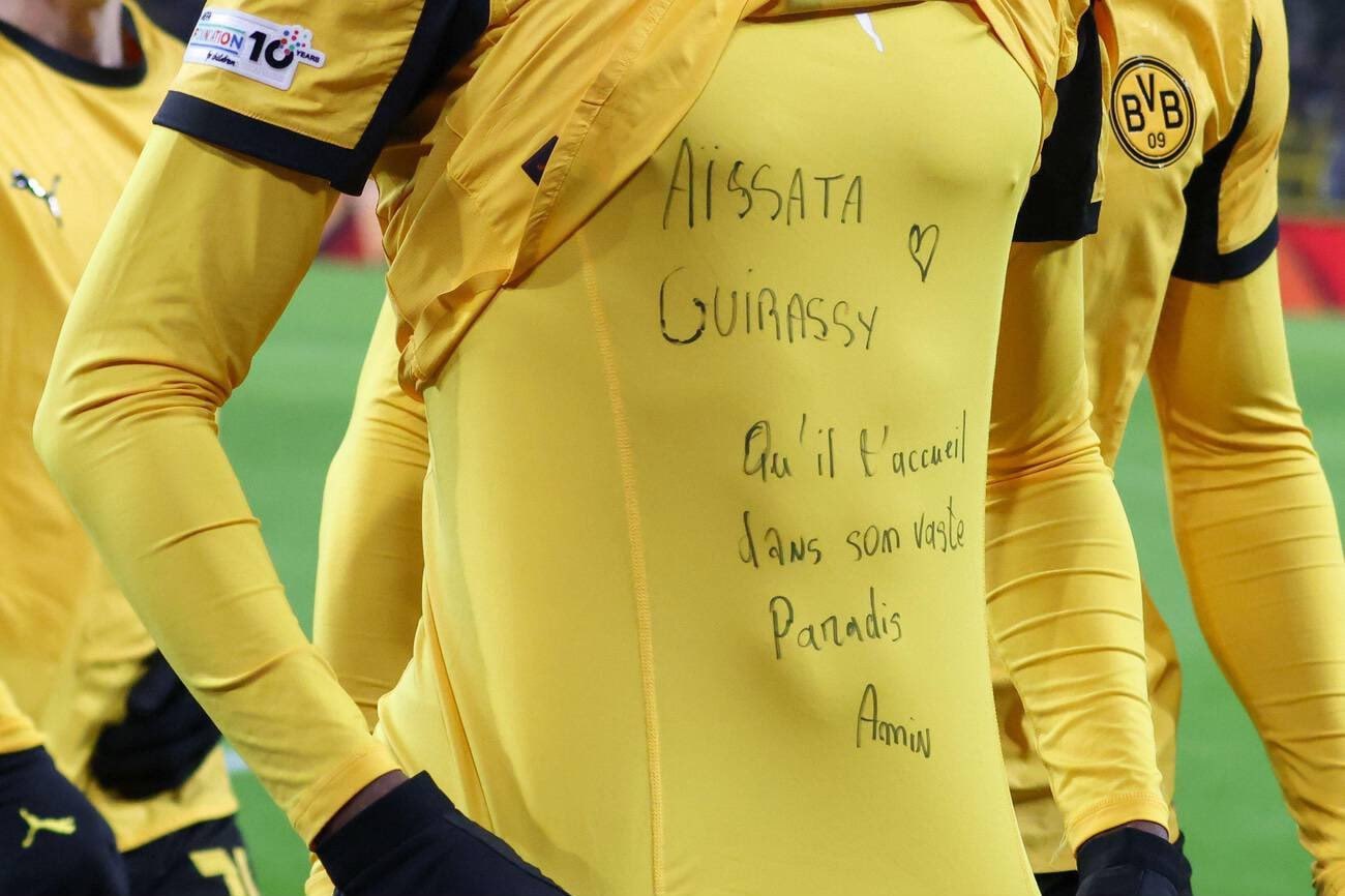 多特蒙德黄黑普鲁士 吉拉西昨日进球后亮出球衣内为已故侄女Aïssata Guir