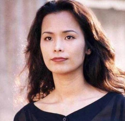 2003年，韦唯开车下坡时刹车失灵，差点丧命。修车师傅却说：‘这不是意外，是有人