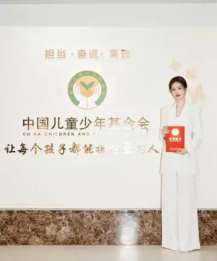 白鹿超话 我的意中人是个盖世英雄
2021年河南暴雨，捐款20万元，调配净水物资