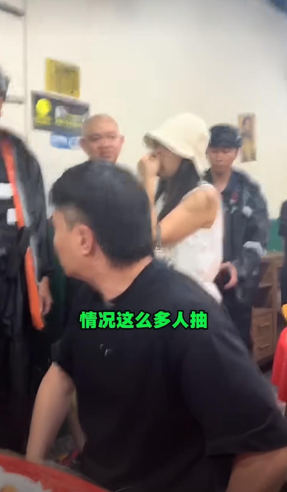 一家餐馆里，女子称隔壁桌有人抽烟 ，女子因无法忍受烟味上前制止，双方发生争执期间