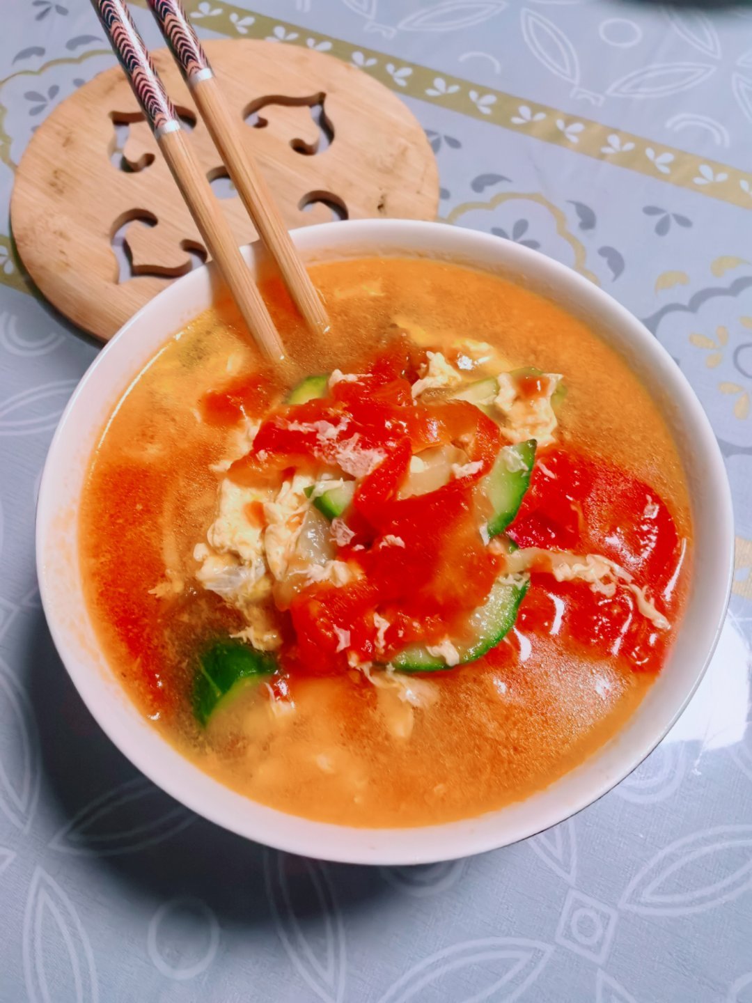 生病时的万能饭饭出现了！西红柿鸡蛋黄瓜汤面我愿称之为病号饭No.1，加点小蒜瓣和