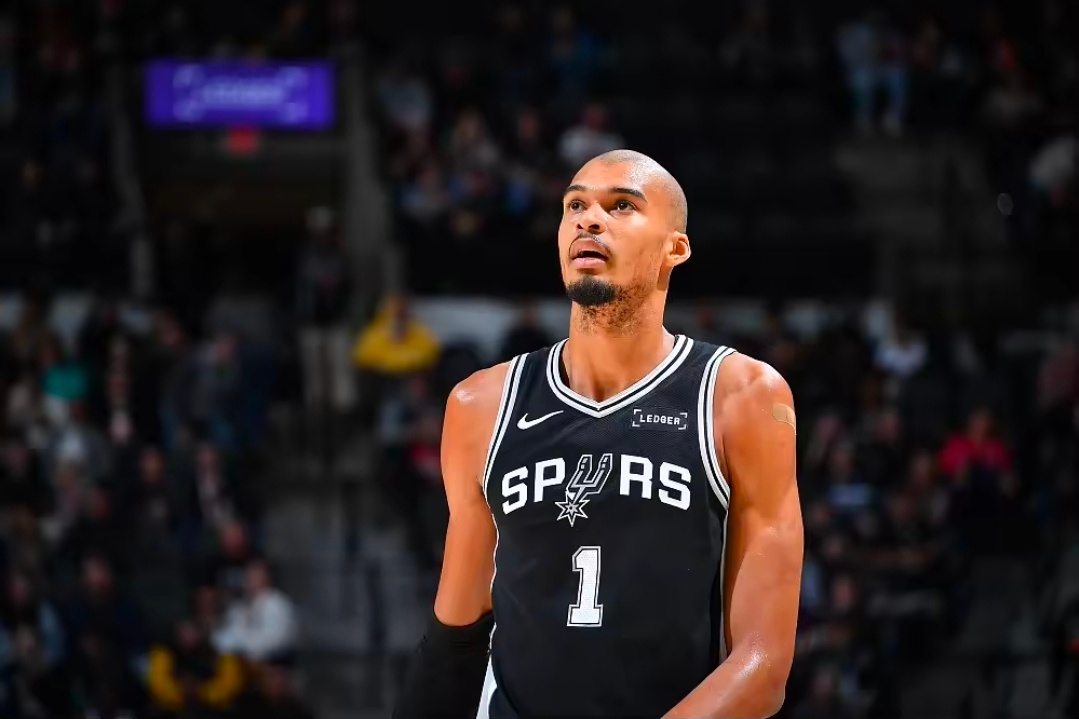 文班亚马最佳防守球员比肩传奇！文班亚马成为马刺队史上第4位DPOY获奖者NBA今