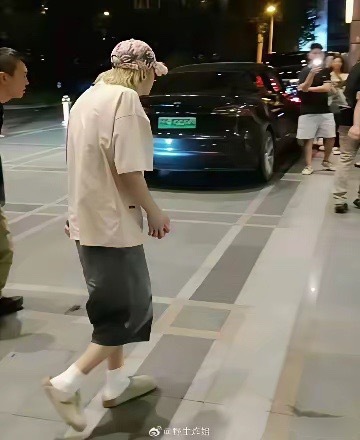 有网友问鹿晗私下一直这样吗？驼背体态不好？？？ 