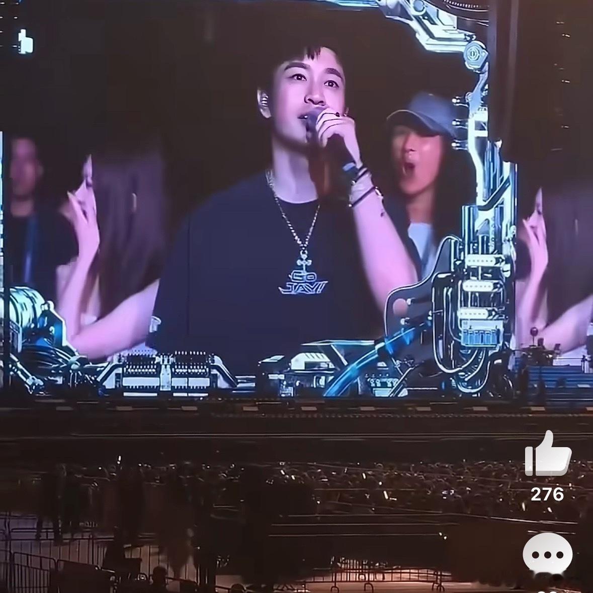 黄晓明夸昆凌引杨颖对比 黄晓明在周杰伦演唱会夸昆凌是“天使”，还加了句“羡慕周董