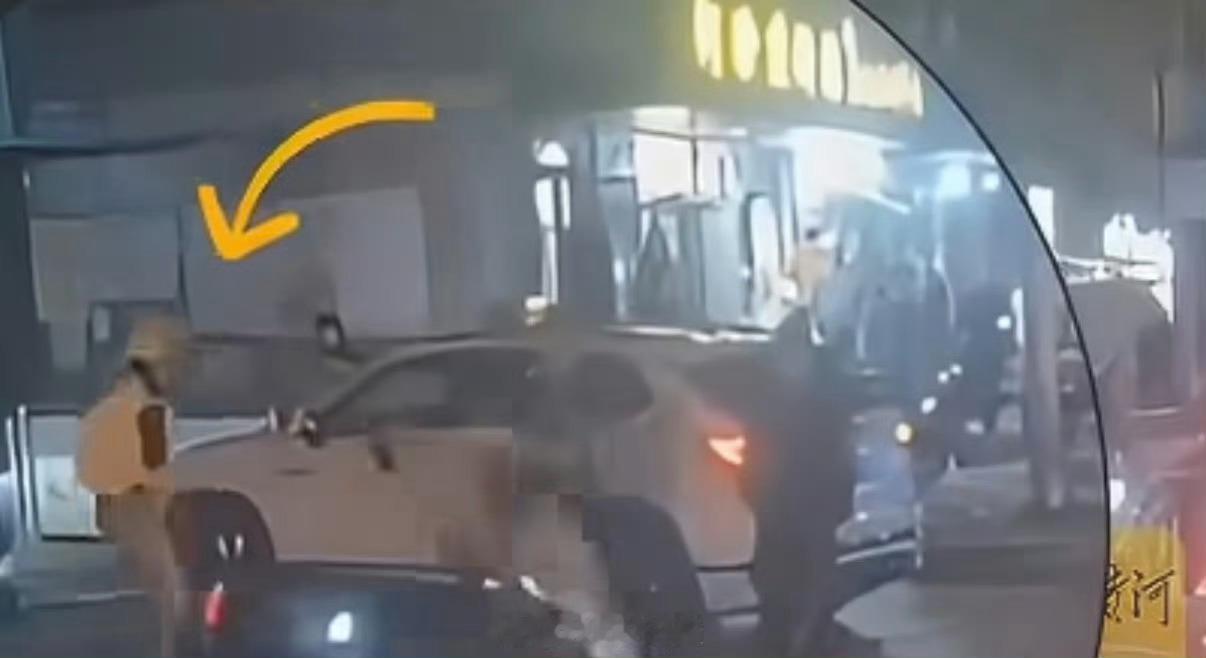 王者荣耀全网寻撞持刀男子外卖员西宁街头醉酒男子持刀伤人，场面危急。外卖小哥路过现