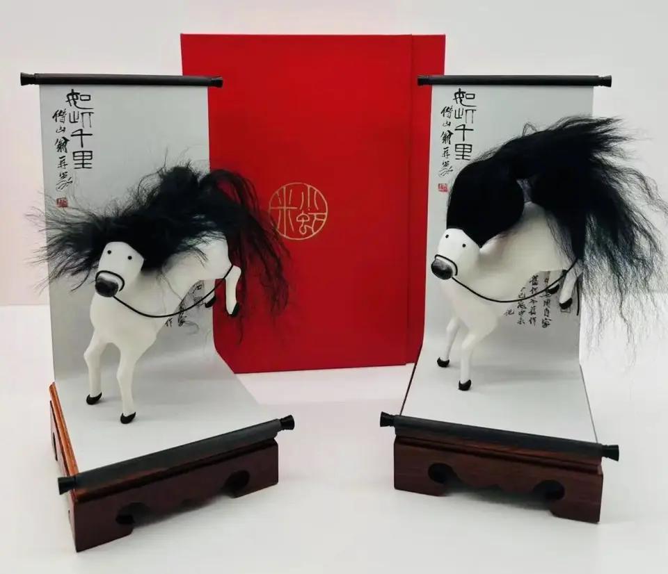 谁能想到，2026年马年第一个顶流，竟然是一匹“发型潦草”的软陶小马？山东美术馆