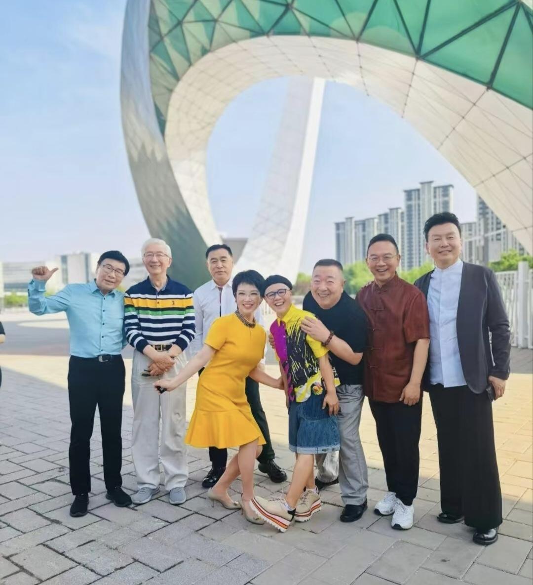 2025年5月，央视退休主持人大聚会，看看那一张张灿烂的笑脸，引起我们沉在心底的