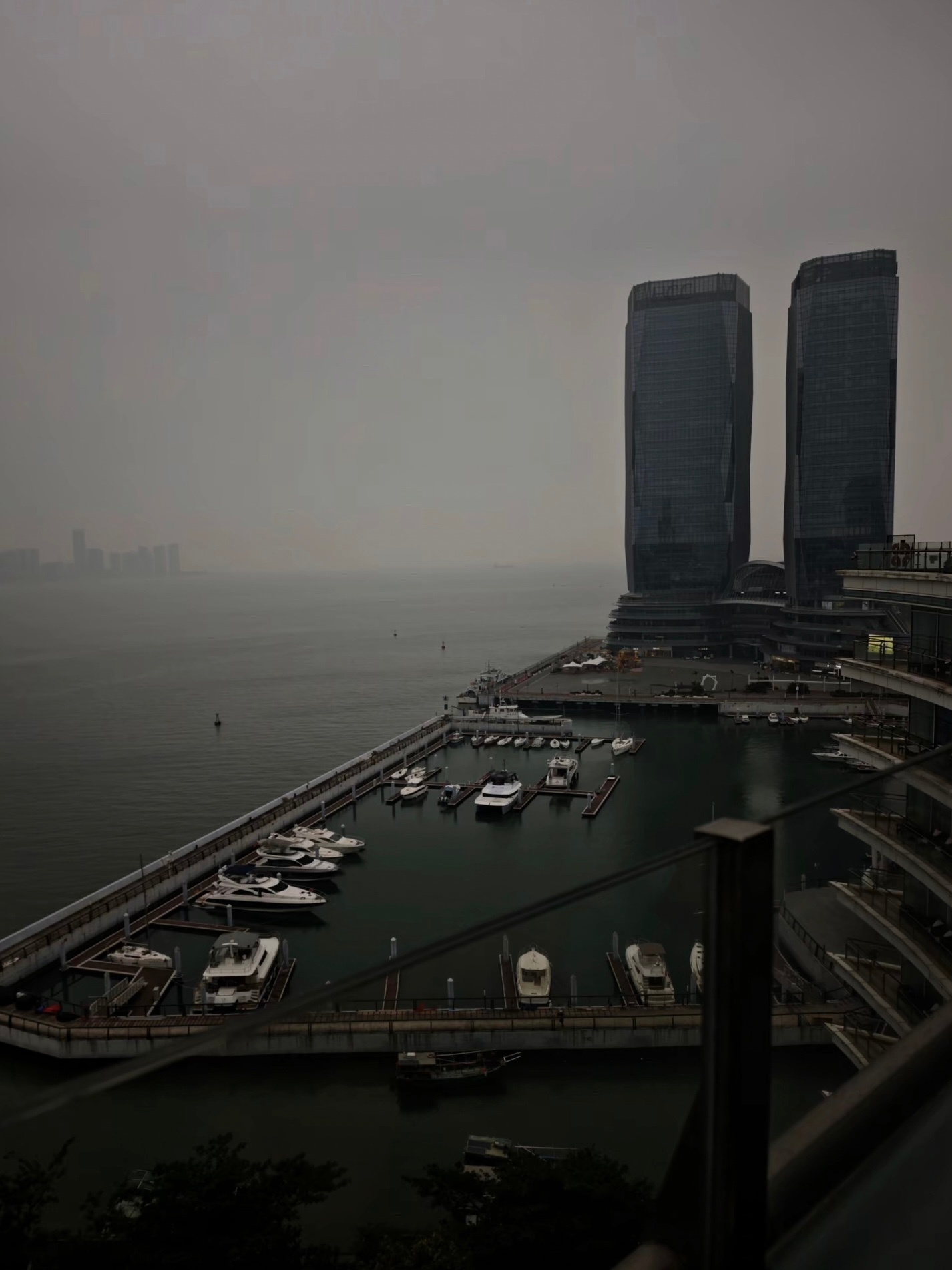 一下子降温穿的短袖短裤冻得头疼