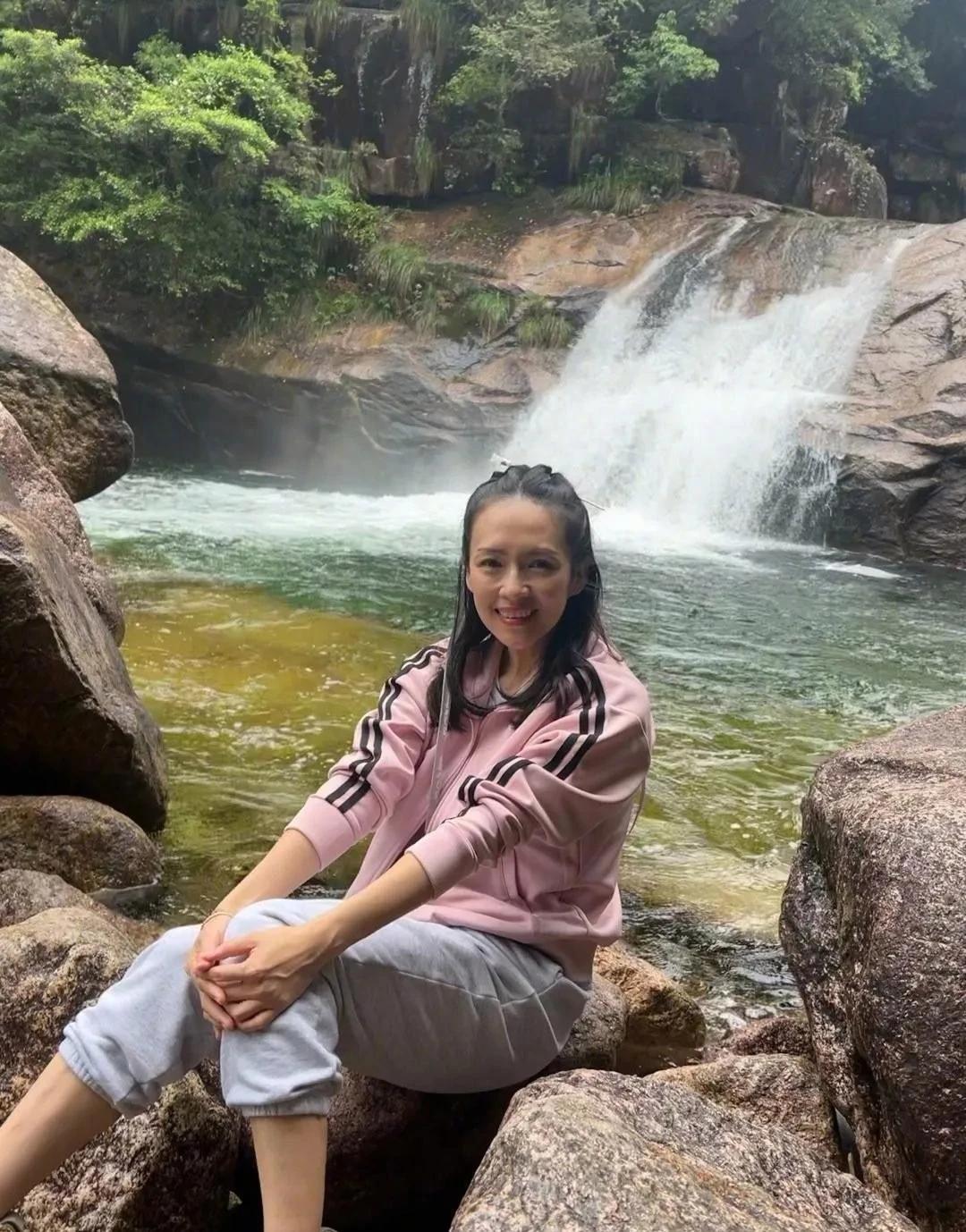 子怡这张素颜山水照，回归生活本真模样，质朴且自然，反倒觉得比其她美照更真实好看。
