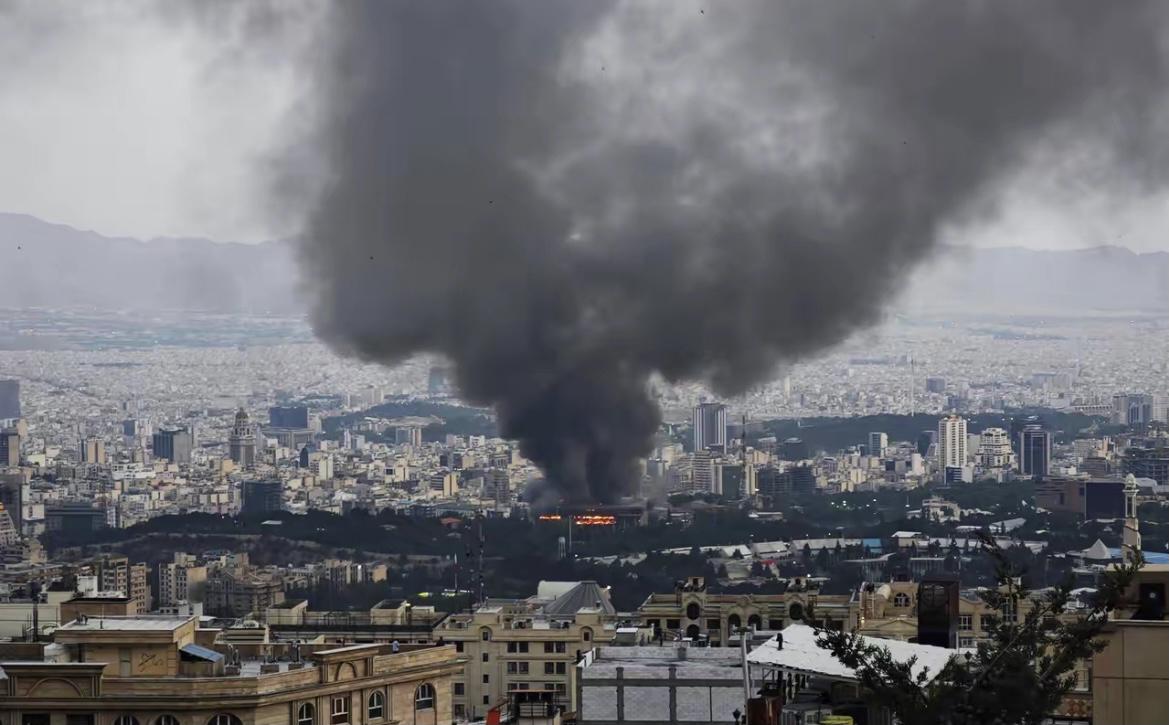 这一刻，光脚的不怕穿鞋的的具象化了！
伊朗一挑十二，美国27个基地被揍，两架F1