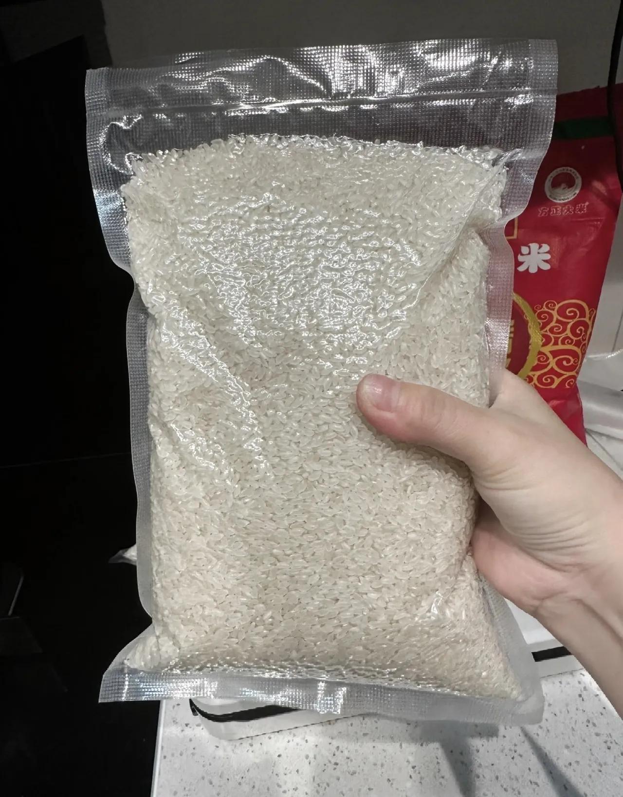 年轻人太不会过日子。
早上去倒垃圾，看见有一年轻女孩拿着一袋大米要扔掉。我多嘴问