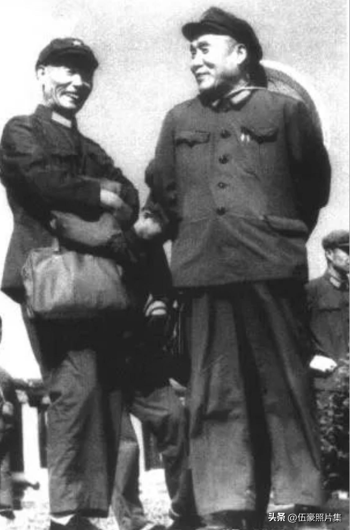 上世纪七十年代，李达上将与参加过宁都起义的老战友孙毅中将开心交流的场景。1931