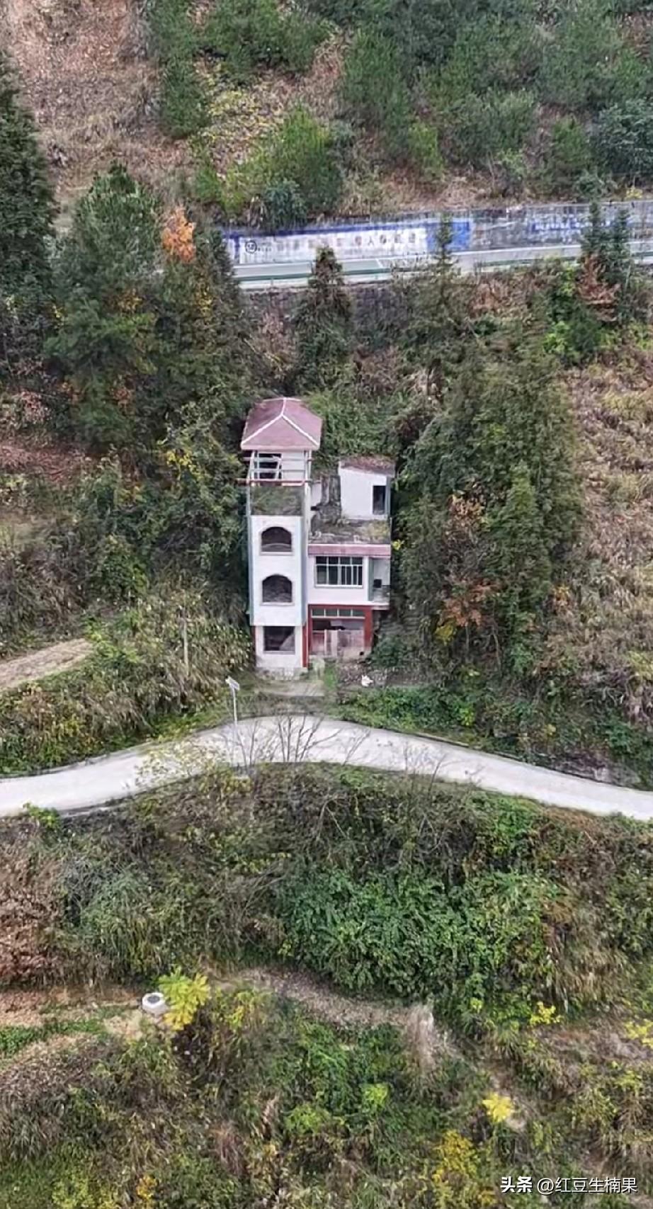 隔壁村的一户人家，十几年前花了三十个W在这里建了一栋三层小洋楼，当时非常洋气，几