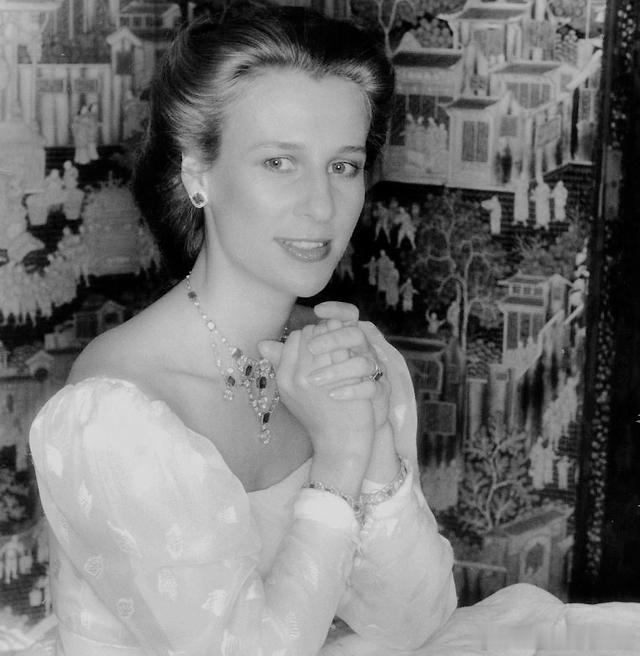 老照片 分享英国格洛斯特公爵夫人布里吉特的老照片，看妆造应该是上世纪80年代，超