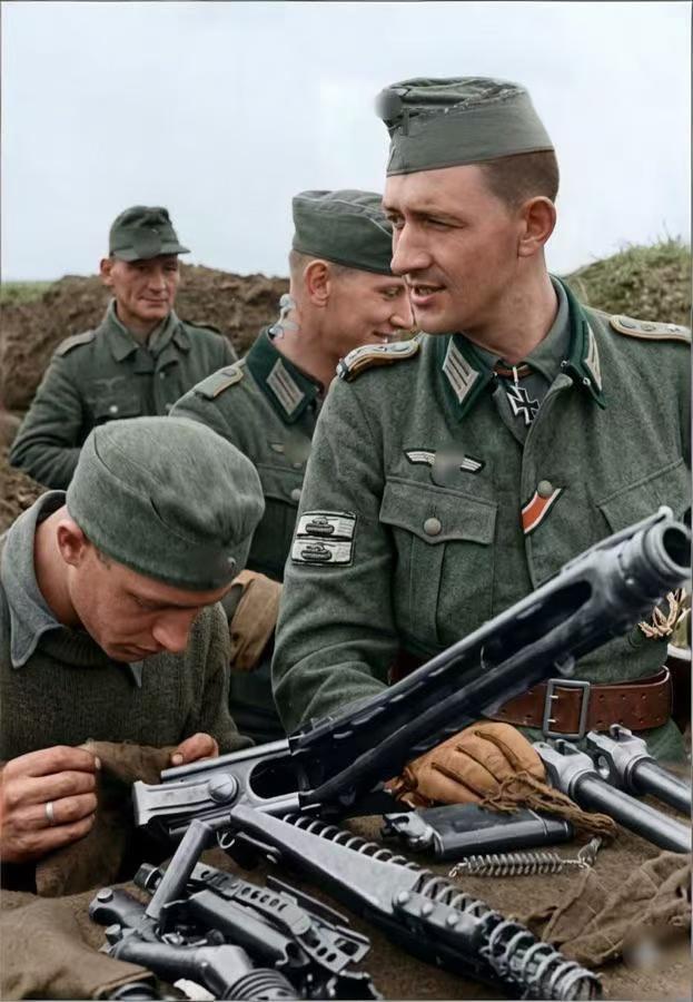 1941，巴巴罗萨行动初期，德军士兵正在检修枪械，貌似已被拆解的枪械是通用机枪？