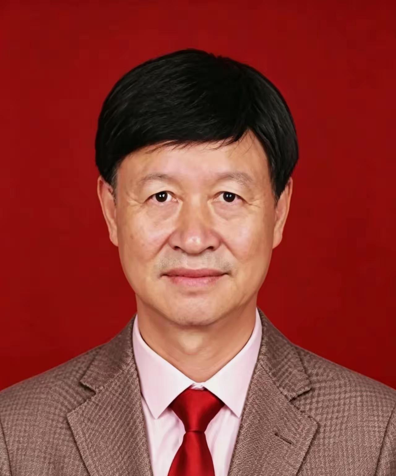55岁大校政委退休不享福，带队扎进深山十年扶贫，兑现绝不收兵誓言。
王志明，从军