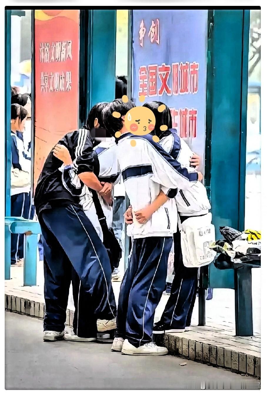 真的是一言难尽，我住的小区隔壁有一所中学，一到放学，男生女生抽烟，张口喊老公，老