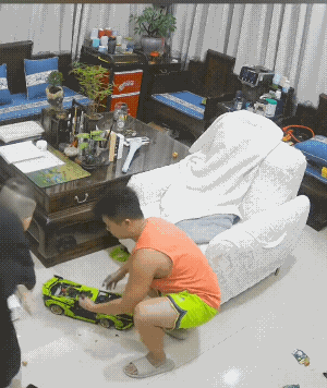 冤枉就冤枉，妈妈还打小孩子了两巴掌……
此时此景，把郭德纲说的那句话，体现的淋漓