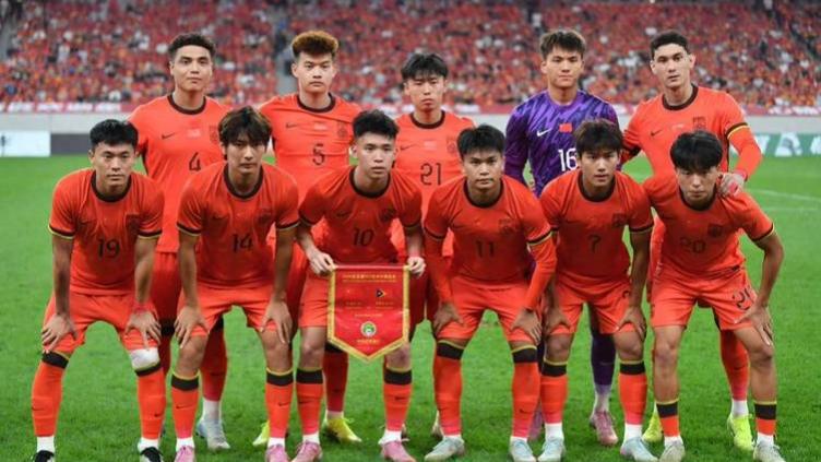 U23国足虽0:4憾负日本，但这绝非中国足球的至暗时刻。这支曾被视作“陪跑者”的