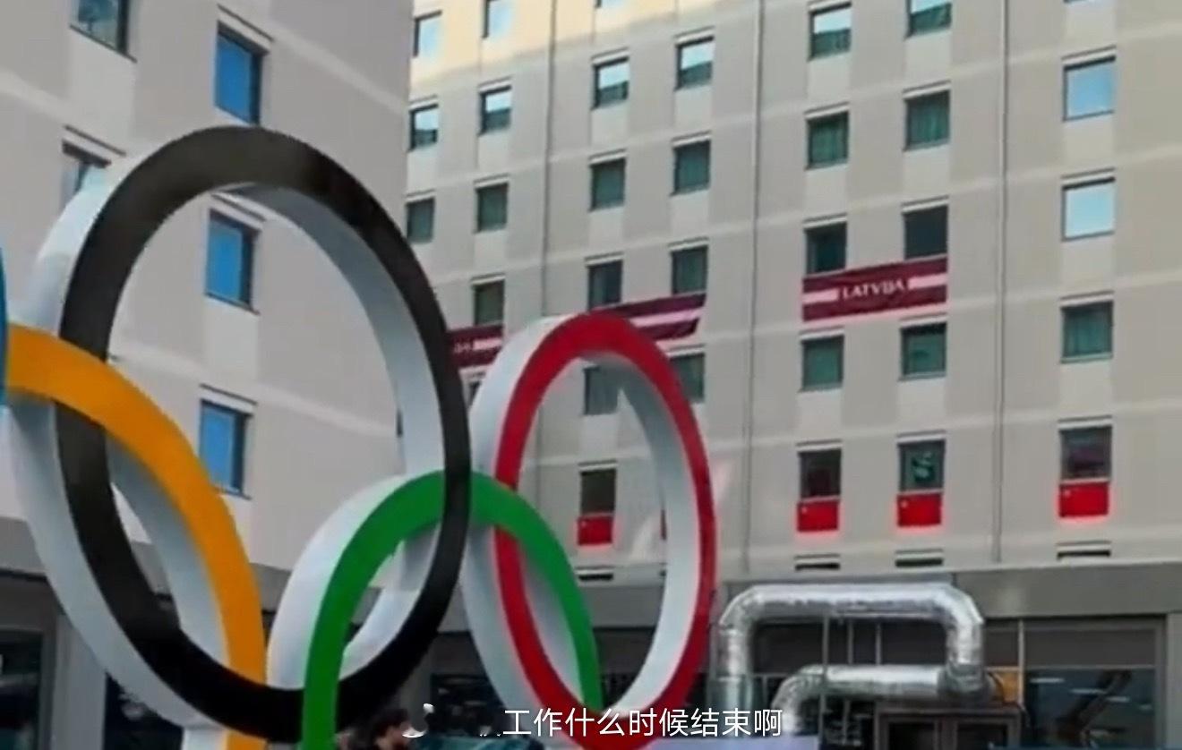 中国大熊猫亮相米兰冬奥村中国大熊猫元素亮相米兰冬奥村，憨态可掬的熊猫装饰成为冬奥