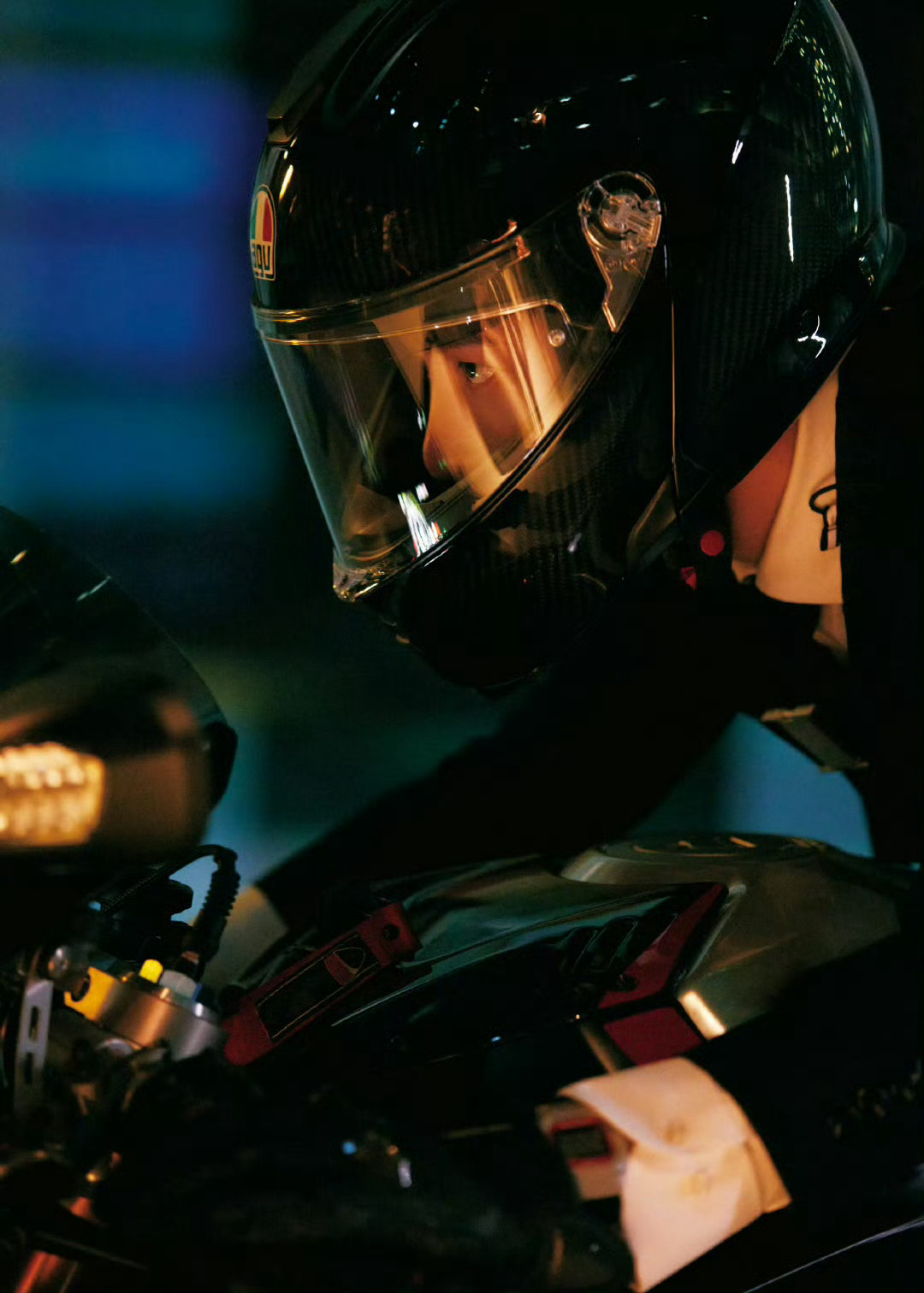 西装➕大摩托，能不能再穿一次我看看 