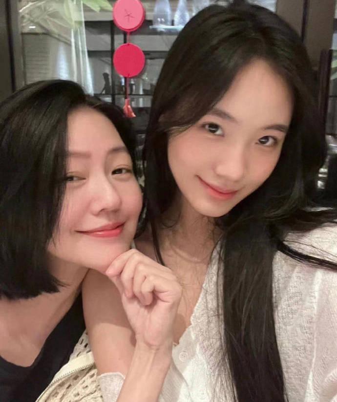 小S晒与女儿合照 透露全家聚餐为大S庆生
搜狐娱乐讯 10月6日，小S在个人社交