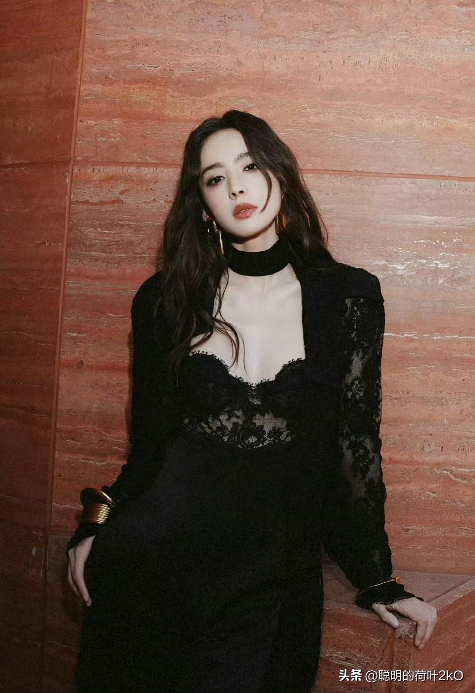 古力娜扎一袭黑色长裙惊艳登场，尽显独特神秘，瞬间注入一丝飒爽气场，刚柔并济，张力