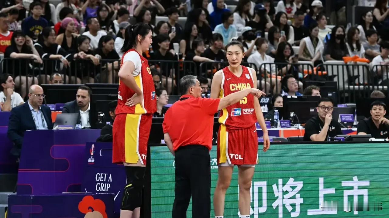 宫鲁鸣指出，张子宇身上的问题不少，防守是最大的短板，需要更好去提升自己的防守！