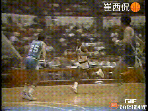 1983年的乔丹，在技术上还不成熟，但是速度和弹跳的天赋一览无遗！
 