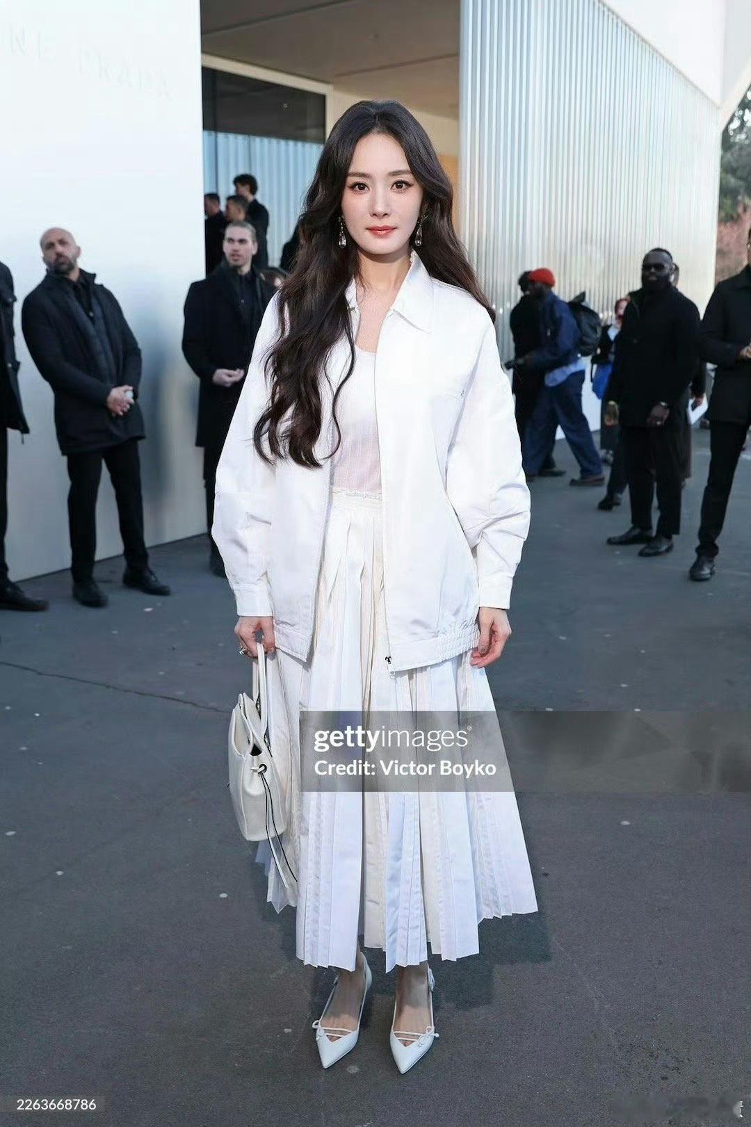 Prada大秀杨幂 大幂幂今天的穿搭可真好看，爱了爱了