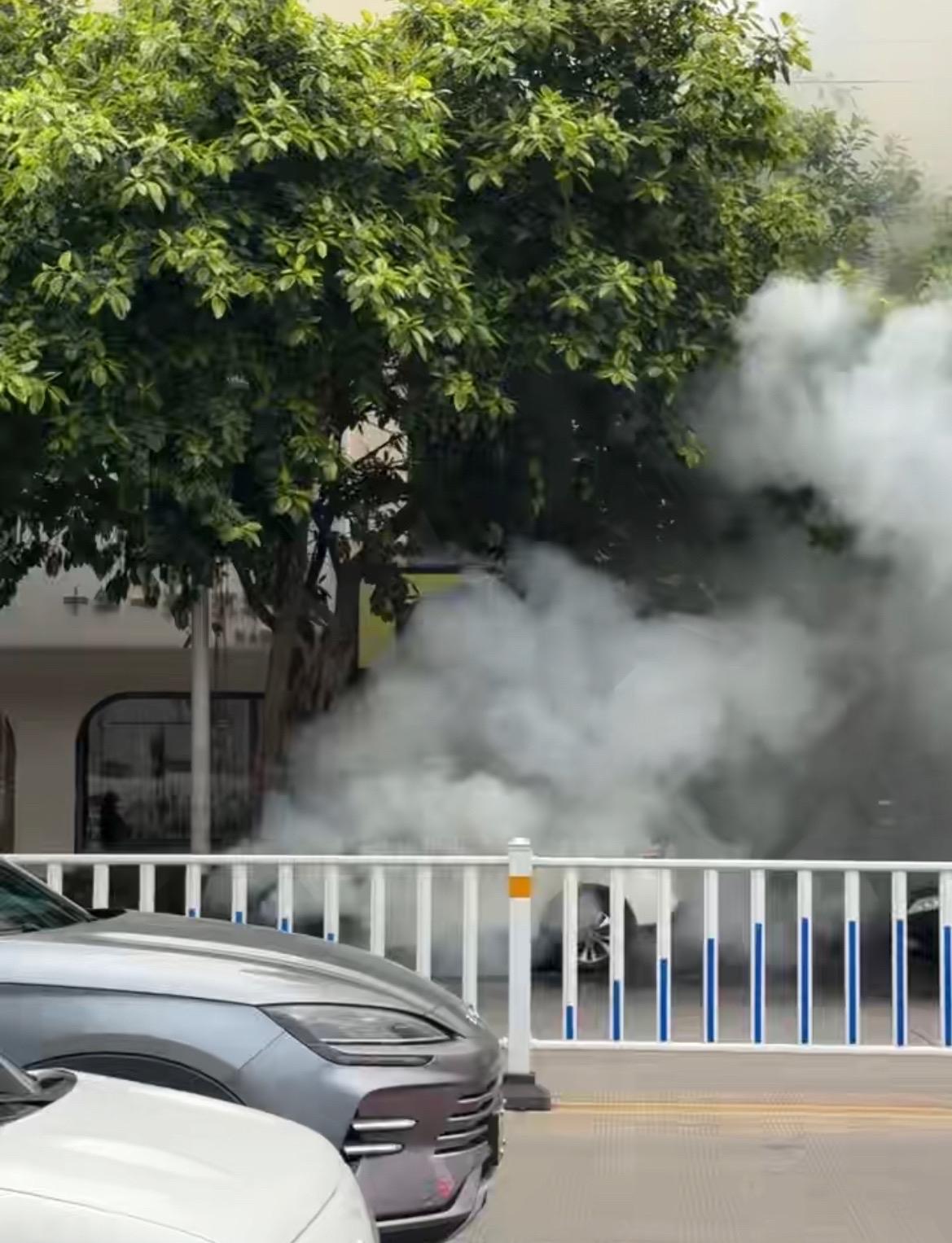 【玉林金港路某馆路边白色小车发生起火】

4月22日上午，玉林市城区金港路某公馆