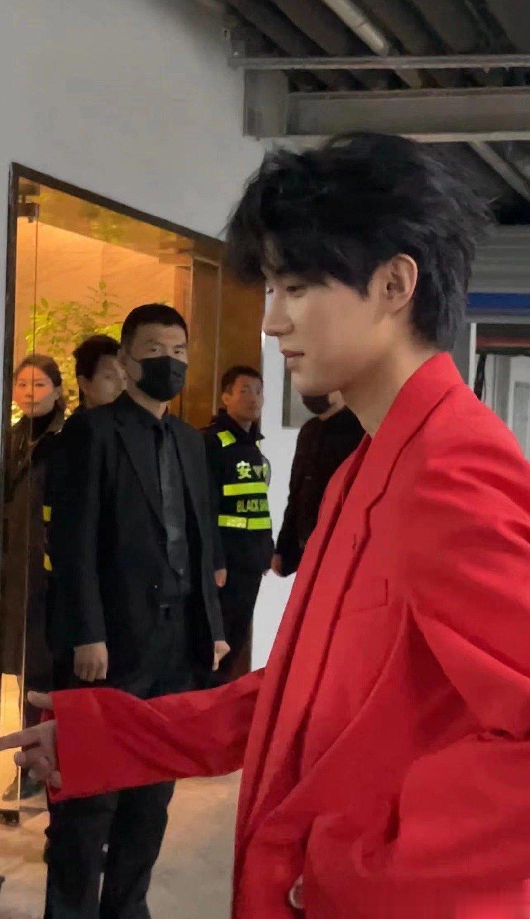 #周翊然提前过年#周翊然是懂得给我们带来惊喜的，GQ造型路透一身红色西装，简直不