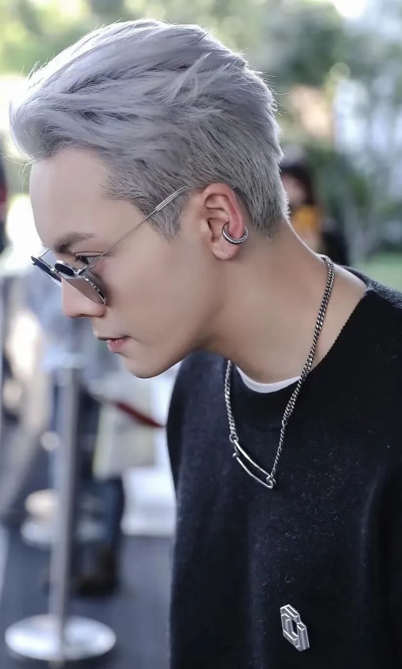 陈伟霆 神父红豆生南国，伟霆胜男模这身材难怪是圈内不少女明星的梦中情人💝陈伟霆