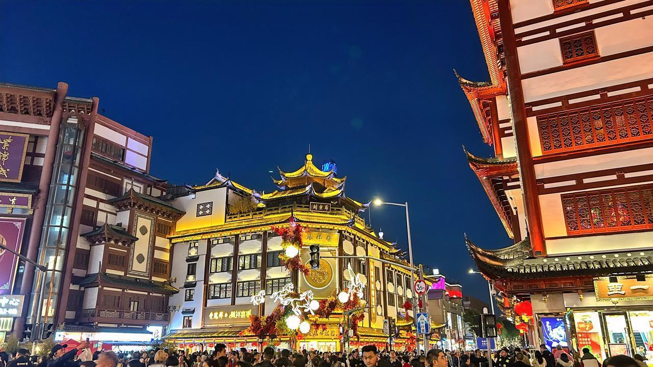 集卡领红包新春佳节之夜，上海外滩灯火璀璨，游人如织，盛世中华，光辉灿烂！