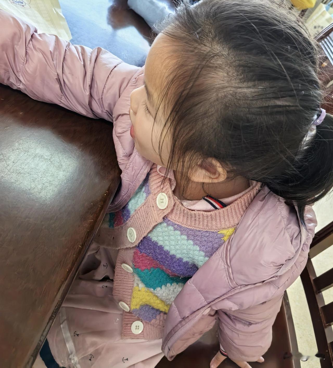 今天又是下夜班的一天
早上哥哥不愿意起来去学校
叫姨姨给他请假，怎么叫都不肯起来