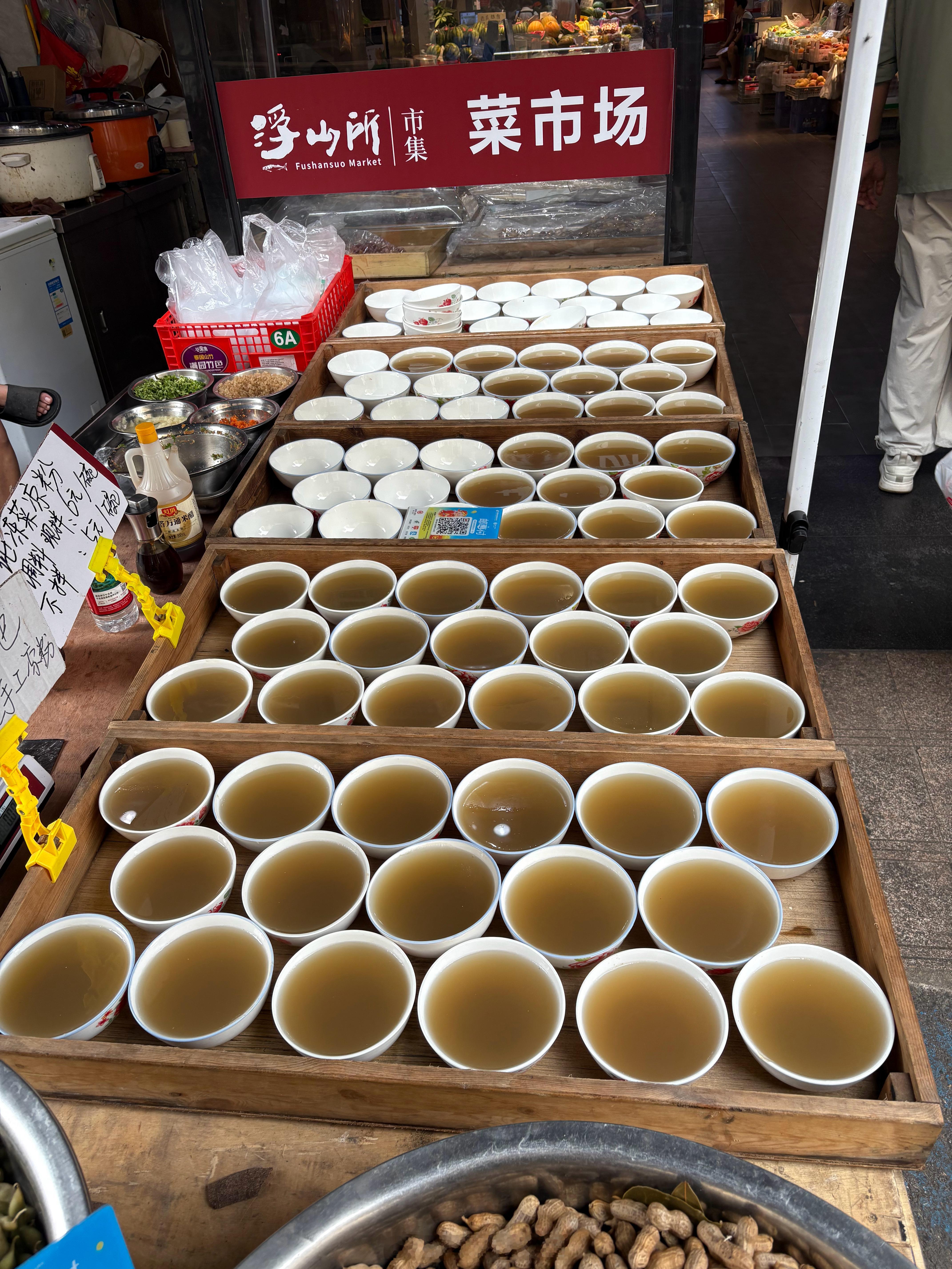 市场的夏天。海凉粉，由石花菜或其它红藻熬制而成～ 久见海洋观察社