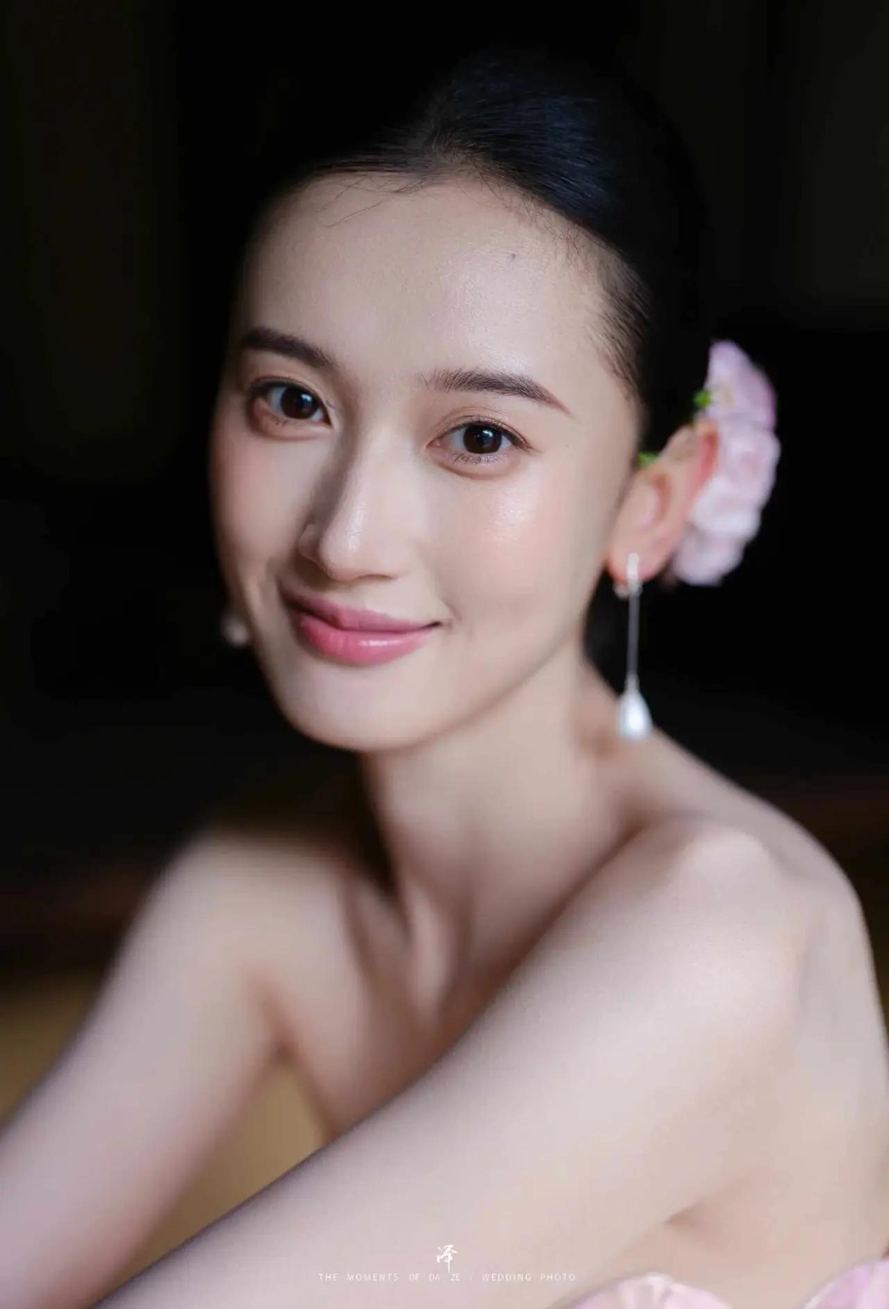 微笑的漂亮女孩，元气满满，如花似玉，双瞳剪水，亭亭玉立。