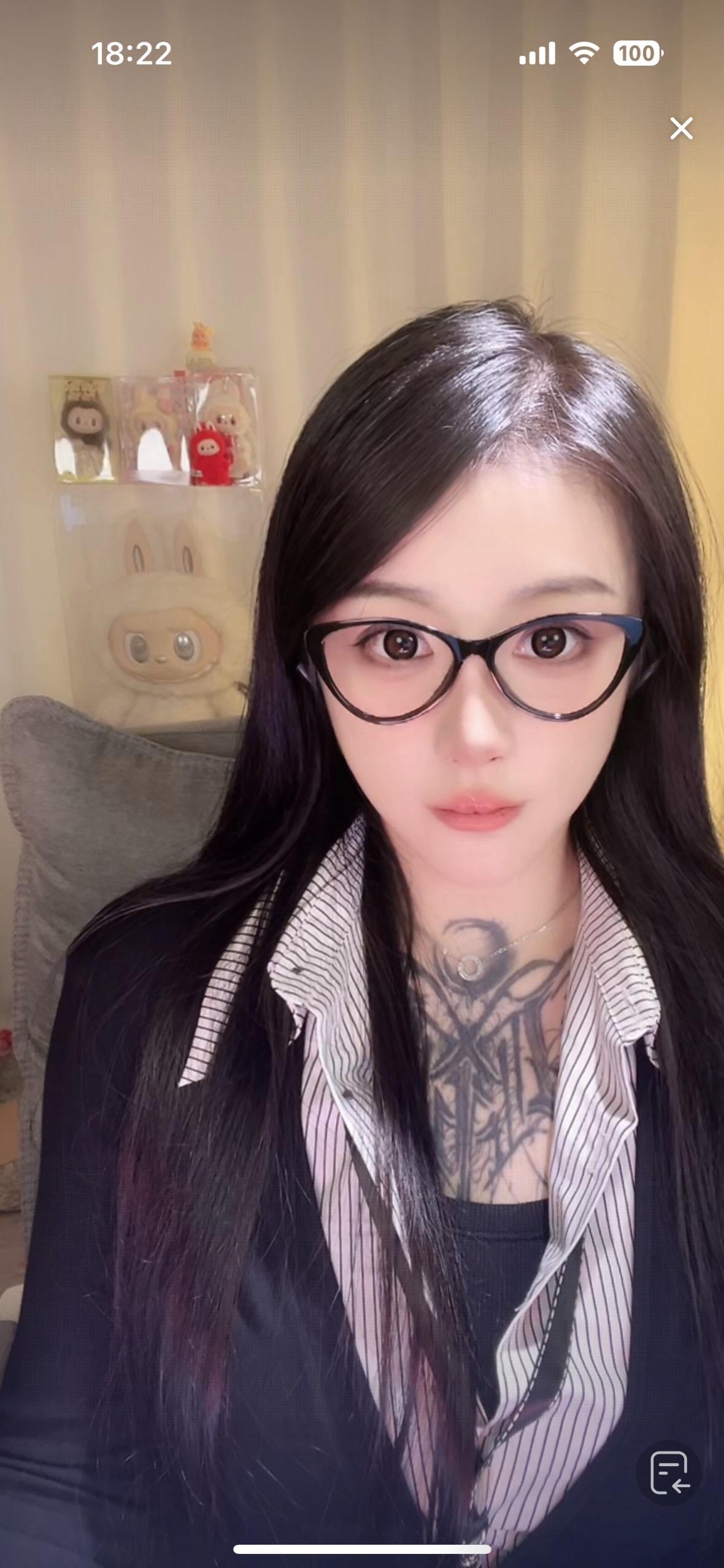 请问怎么做直播？每天打扮的漂漂亮亮  直播间又有才艺  又打pk 激情...