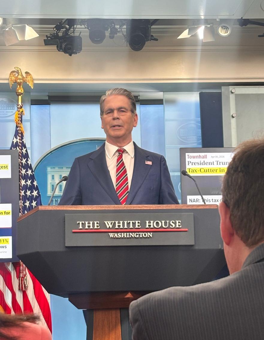 美国特朗普政府对外发动战争、搞制裁、围堵、能源操控，对内玩减税、捞选票，把全球秩