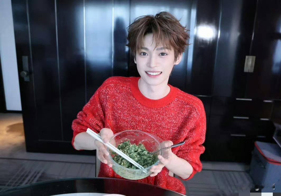 刘大锤又出来蹭热点解读了，真的求一个让他别再胡乱造谣的教程[看]
不如多多关注梓