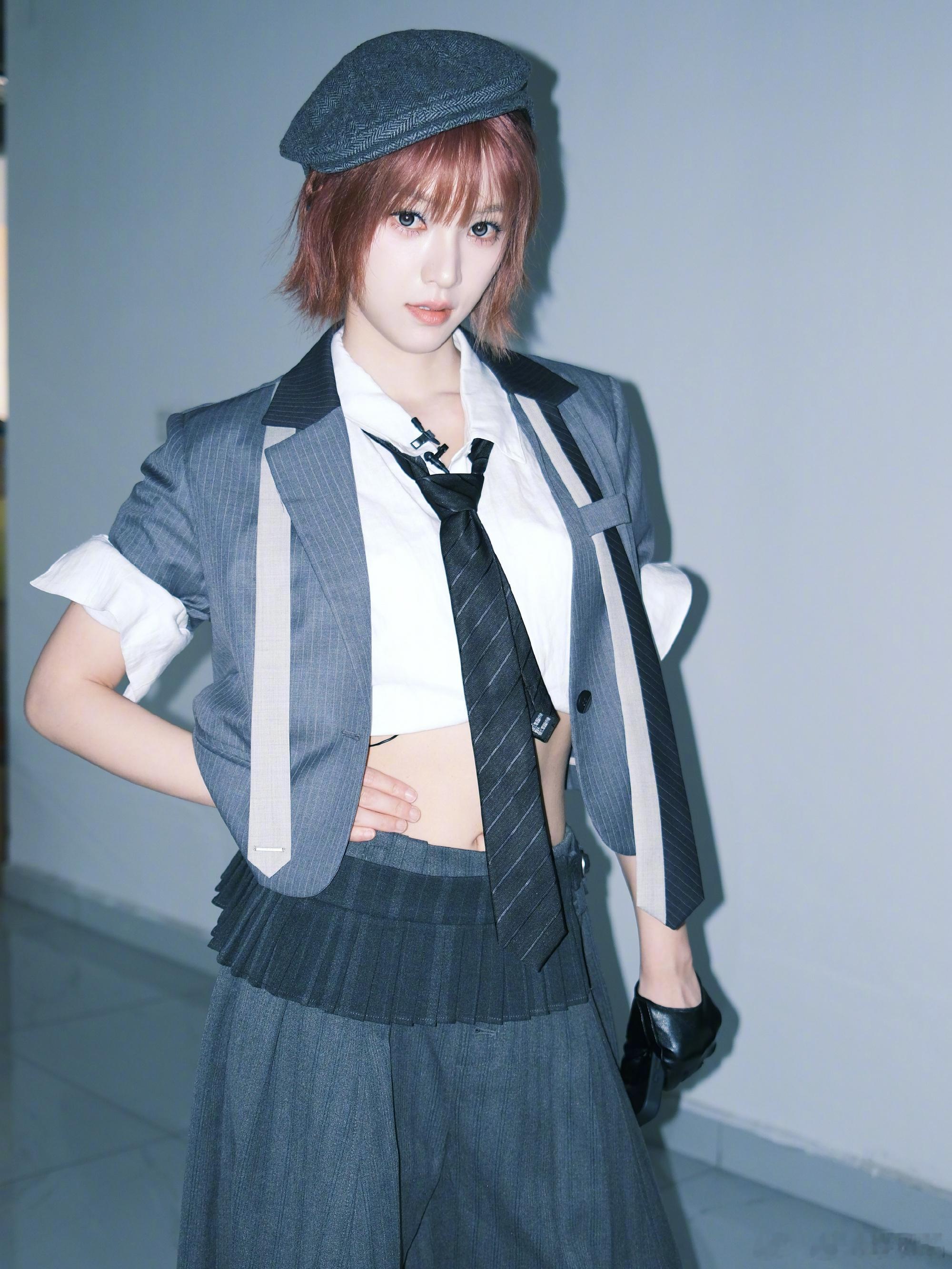 黄灿灿一公造型 黄灿灿这一公造型，报童帽压着短发，笑起来甜到犯规，不笑时又有点小